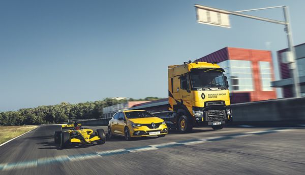 Renault Trucks презентував нову серію вантажівок. Renault Trucks і Renault Sport Racing об'єднали свій досвід, створивши ексклюзивну модель T High Renault Sport Racing.
