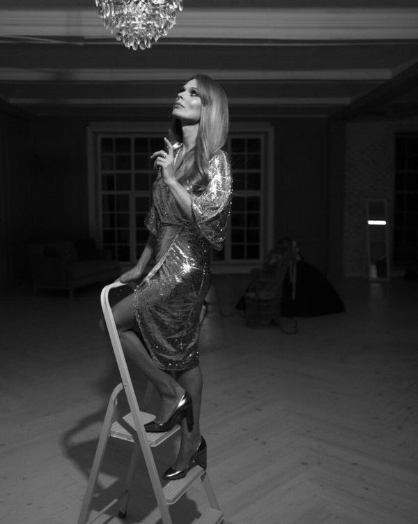 Ольга Фреймут повторила сяючий образ Ані Лорак. Популярна телеведуча опублікувала в Instagram фото в новому платті, дуже схожому на те, в якому позувала Лорак.