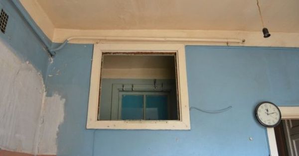 Ось навіщо в старих будинках робили віконця між кухнею і санвузлом. Напевно кожен з нас, будучи в гостях, помічав, що в деяких будинках між кухнею і ванною (або поєднаним санвузлом) є невеликі віконця. Може бути, деякі навіть живуть в таких квартирах.