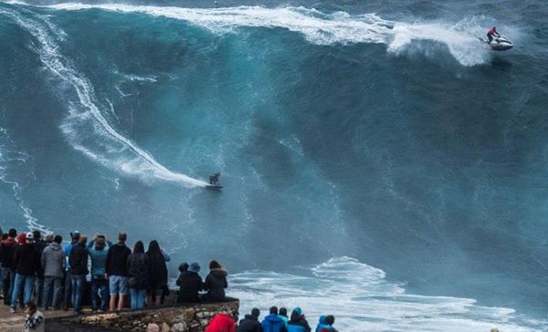 5 гігантських хвиль, які коли-небудь знімали на відео. У природі зустрічаються такі величезні хвилі, що саме існування їх здається нам помилкою.