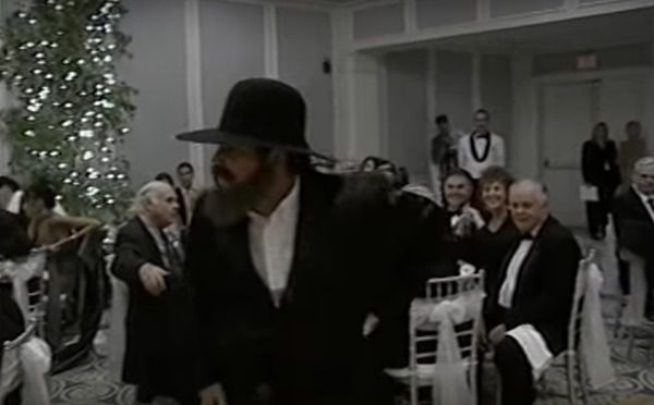 Танець, який змусить вас сміятися. Ось як проходять весілля в єврейських традиціях. Просто неймовірний виступ!