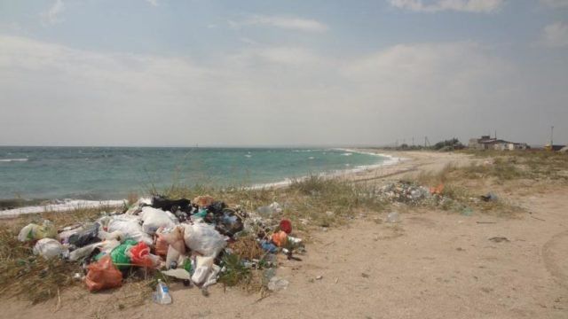 Туристичний сезон в Криму: безлюдні пляжі і гори сміття. Блогери опублікували скріншоти з камер відеоспостереження.