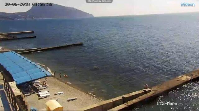 Туристичний сезон в Криму: безлюдні пляжі і гори сміття. Блогери опублікували скріншоти з камер відеоспостереження.
