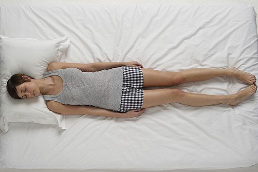 Позиція жінки під час сну може багато розповісти про її характер. А як саме ви спите?