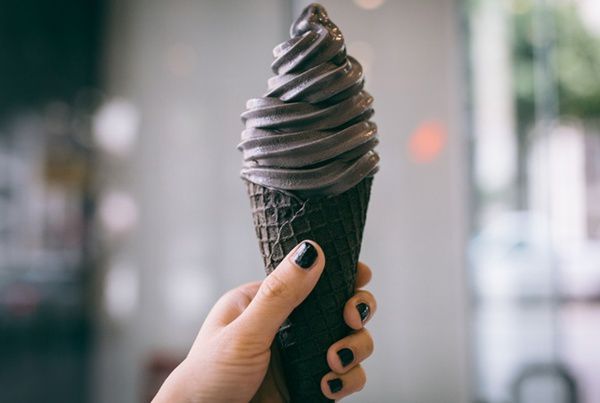 Лікарі пояснили, чому чорне морозиво може серйозно нашкодити здоров'ю. У США хочуть заборонити продаж чорного морозива.