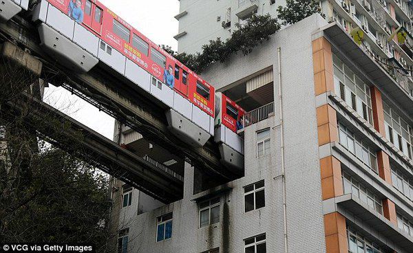У Китаї потяг проїжджає прямо через житловий будинок. Цікаво, як місцевим жителям?