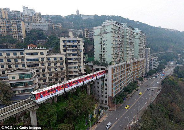 У Китаї потяг проїжджає прямо через житловий будинок. Цікаво, як місцевим жителям?
