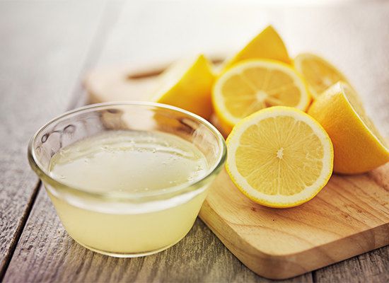 Ми представляємо найдієвішу комбінацію - вазелин і лимон: Вони допоможуть вам видалити плями та мати ідеальну шкіру. Безсумнівно, це найкраща комбінація, щоб покращити та очистити шкіру.