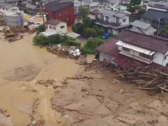 Повінь в Японії: кількість загиблих стрімко зростає. В Японії в результаті сильних злив близько 60 осіб вважаються зниклими безвісти, близько 5 мільйонам жителів країни рекомендували евакуюватися.