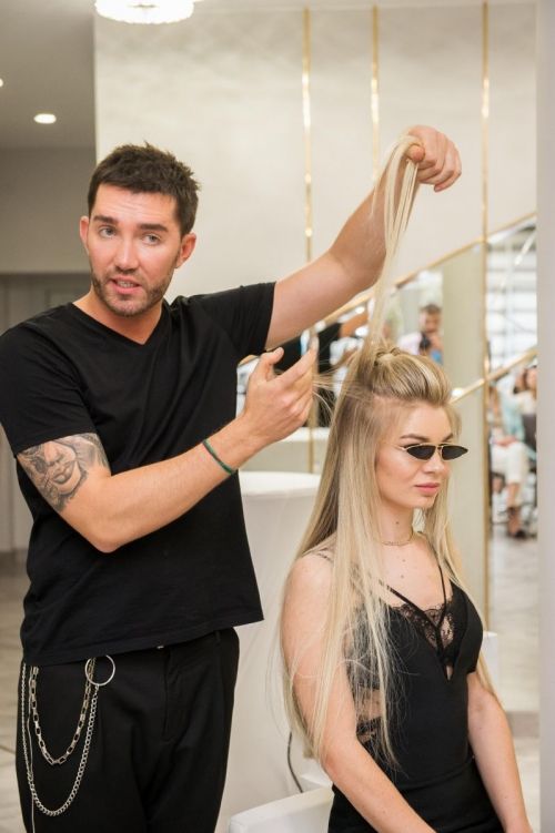 П'ять модних трендів від hair-стиліста Євгенія Соколова: фарбування, укладка, стрижка та догляд.    Модні тенденції дуже швидко змінюються, а іноді зовсім по-різному трансформуються і адаптуються на українському beauty-ринку.