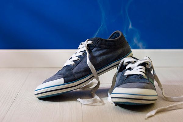 Як позбавити взуття від противного запаху. Якщо проблему брудного взуття ще якось можна пов'язати з часом року і погодними умовами, то неприємний запах від взуття — це явище безстрокове.