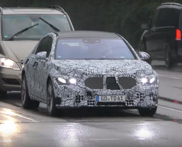 Наступний Mercedes-Benz S-Class демонструє нову оптику на відео. Німецький виробник проводить завершальну стадію розробки флагманського седана нової генерації.