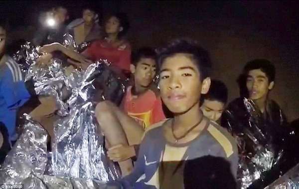 У Таїланді все ще рятують дітей з учителем у печері. Ось чому це так складно. Ці картинки вас вразять!
