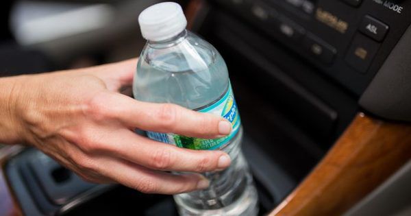Чому не варто залишати в машині пляшку води