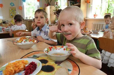 54 гривні на день на харчування – і ні в чому собі не відмовляйте!. Статистика розповіла, що їдять українці і скільки у них на це йде грошей.