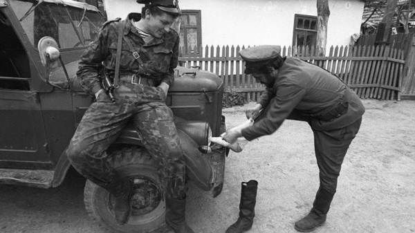 Ось чому в Радянській армії онучі були популярніші, ніж шкарпетки. Напевно, вже ніде в армії нема портянок, хоча наші батьки і діди, котрі служили в радянських збройних силах, напевно, знають і пам'ятають, що це таке.