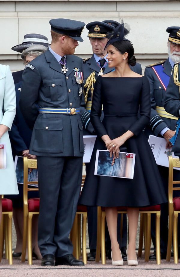 Меган Маркл наділу копію свого весільного плаття в чорному кольорі. 10 липня вранці у Вестмінстерському абатстві відбулося святкування з нагоди 100-річчя Королівських повітряних сил.