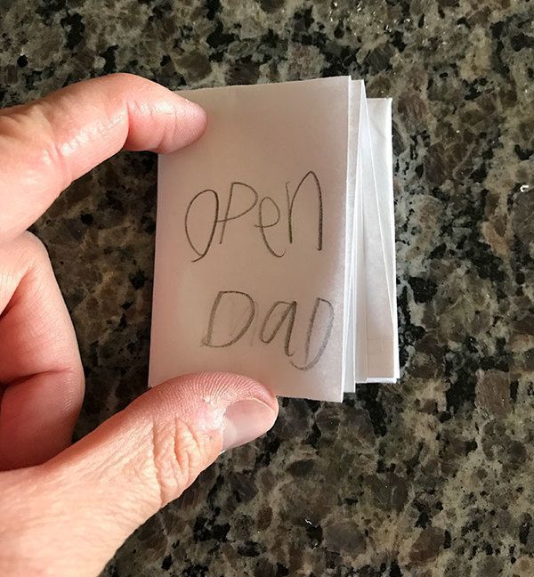 7-річна донька вручила батькові складений аркуш паперу, на якому було накарябано «Відкрий, тато». Шикарний подарунок від дитини!