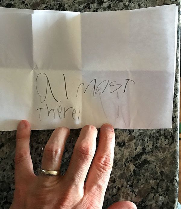 7-річна донька вручила батькові складений аркуш паперу, на якому було накарябано «Відкрий, тато». Шикарний подарунок від дитини!