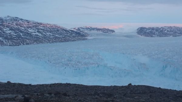 Немов ціле місто йде під воду. У Гренландії зняли розкол льодовика. Вчені зняли розкол льодовика розміром майже з Манхеттен.