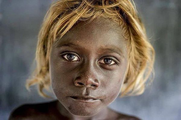 Темношкірі блондини з Соломонових Островів — феномен, який поки не вдалося розгадати. Є кілька теорій, але істини не знає ніхто.