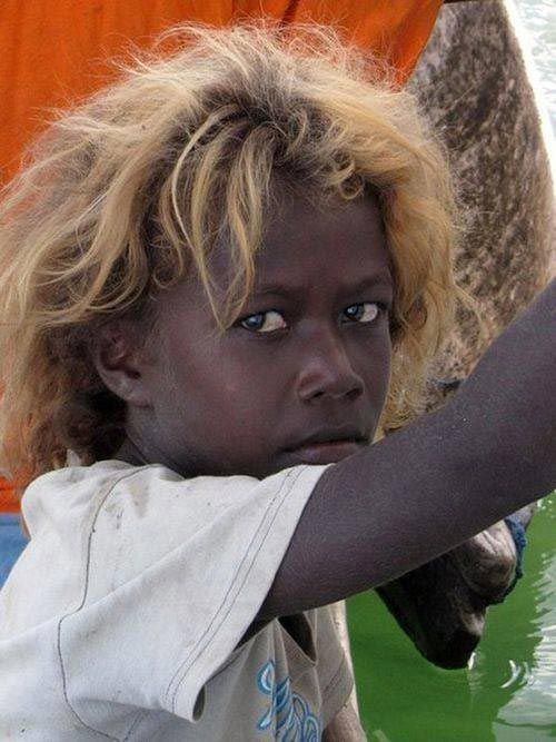 Темношкірі блондини з Соломонових Островів — феномен, який поки не вдалося розгадати. Є кілька теорій, але істини не знає ніхто.
