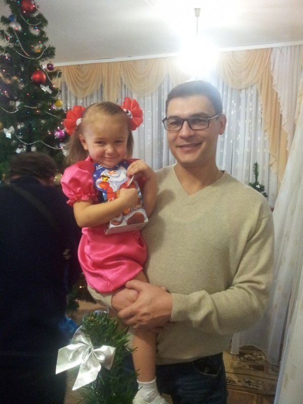 Лікарі просили його не знущатися над дочкою. Але через 30 хвилин сталося неймовірне!.  Ця історія сталася в Україні у новорічну ніч 3 роки тому.