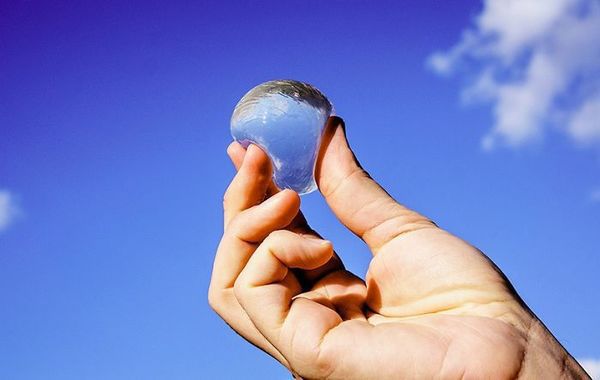 Технологічна революція або просто наукові чари? Їстівні водяні кульки замінять пластикову тару. Щось під назвою "Ooho!" є капсулою з гнучким корпусом з тонкої мембрани на основі екстракту водоростей.