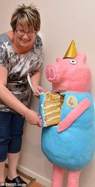 Жінка спекла величезний торт у вигляді свинки, який вище її 4-річної дочки. Торт у вигляді свинки Пеппи вийшов вище самої винуватиці торжества.