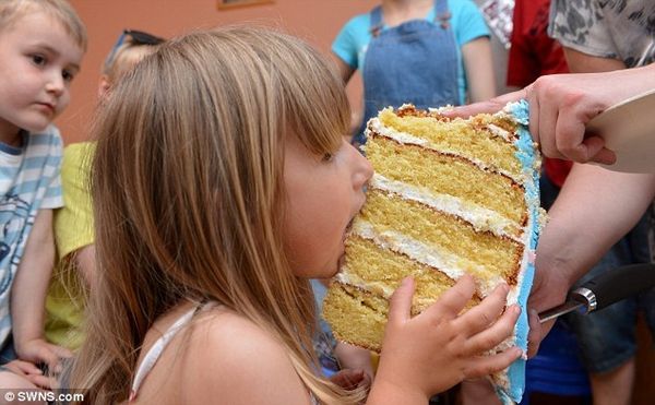 Жінка спекла величезний торт у вигляді свинки, який вище її 4-річної дочки. Торт у вигляді свинки Пеппи вийшов вище самої винуватиці торжества.