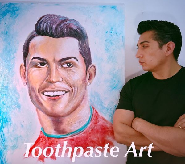 Дивовижні портрети гравців Чемпіонату Світу, котрі намальовані зубною пастою. Крістіан Рамос вирішив використати зубну пасту, щоб увіковічити знаменитих гравців.