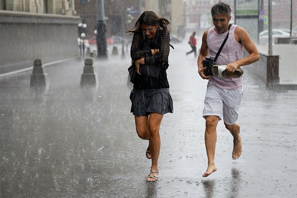 Прогноз погоди в Україні 13 липня - очікуються короткочасні дощі і грози. В Україні 13 липня збережеться спекотна погода, вдень по всій Україні очікуються короткочасні дощі, місцями грози.