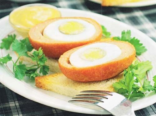Яйце по-шотландські. Звичайно, це не самий корисний спосіб приготувати яйця, проте вони допомагають впоратися з поганим настроєм.