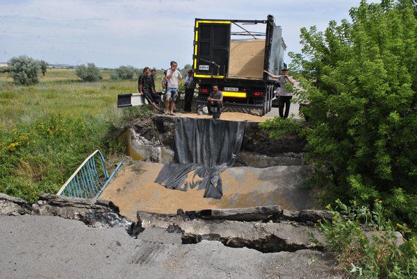 Під вантажівкою обвалився міст у Дніпропетровській області. Міст ще з квітня вважався аварійним, але водій не помітив ніяких попереджувальних або заборонних дорожніх знаків.