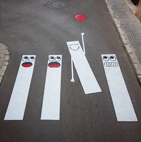 Вуличний художник перетворює французькі вулиці на більш веселі, перетворюючи пішохідні переходи на мистецтво. Дивовижне перевтілення нудних вулиць.