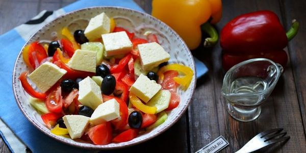 рецепт дня: шопський салат із запеченим перцем і оливками