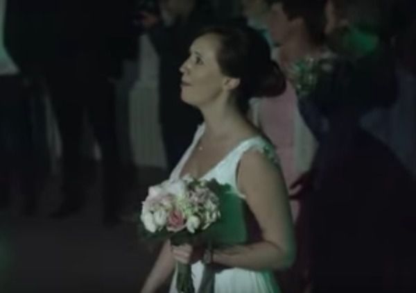 Ритуал підкидання букета перетворився в неймовірний сюрприз для подружки нареченої!. Весільні церемонії, природно, завжди бувають прекрасними.