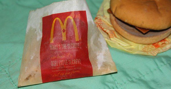 Чоловік купив в Макдональдсі чізбургер та картоплю фрі 6 років тому, а зараз вирішив продати їх. У Канаді фермер розпочав експеримент, щоб перевірити чутки про те, що продукти з Макдональдса не гниють і не псуються.