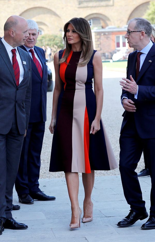 Сукня від Вікторії Бекхем і сліпуча усмішка Меланії Трамп в Лондоні. Перша леді США віддала данину поваги країні, в якій знаходиться.