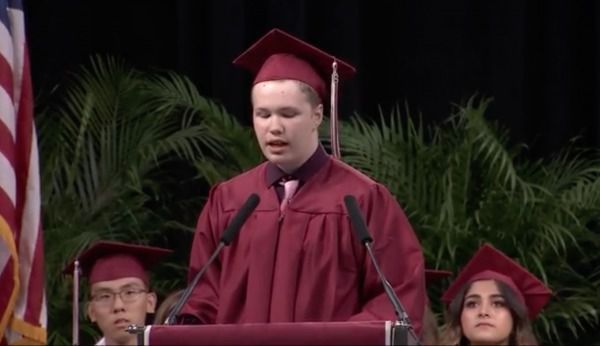 Однокласники ніколи не чули, як хлопчик із аутизмом говорить, але він набрався мужності виступити із промовою на випускному. Хлопчик виступає із промовою, котра всіх розчулила.