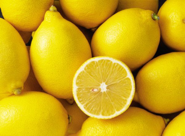 Медики розповіли про унікальні властивості лимонів. Завдяки кислот токсини природним чином виходять з організму.