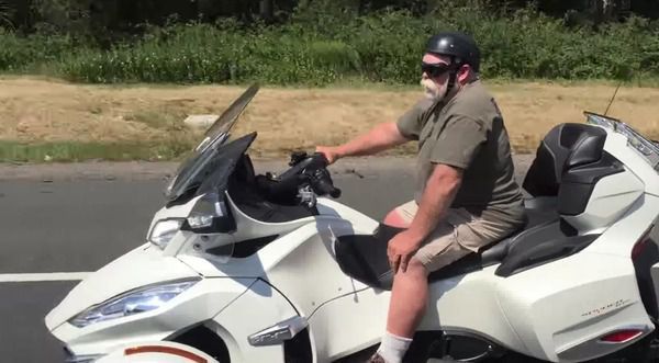 Цей чоловік і його величезний мотоцикл привертають увагу, однак ви будете сміятися, коли побачите, що позаду!. Ви повинні побачити це відео, тому що це дійсно смішно.
