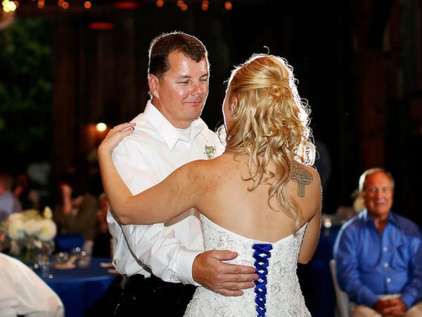 Наречені танцювали перший танець, але їх перервав офіцер поліції. На цій весільній церемонії відбулося те, чого точно не чекала наречена.