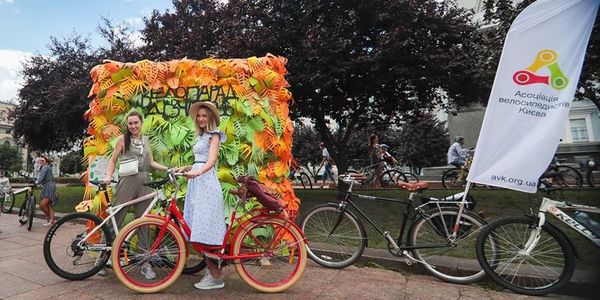 У Києві велопарадом проїхали понад 500 дівчат. У центрі Києва 14 липня проїхалися близько 500 прекрасних учасниць велопараду.