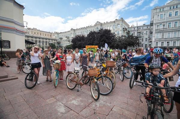 У Києві велопарадом проїхали понад 500 дівчат. У центрі Києва 14 липня проїхалися близько 500 прекрасних учасниць велопараду.