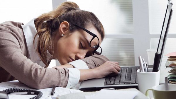 Фахівці розповіли, як можна прогнати сонливість. Сонливість підступна: вона накриває в самий невідповідний час, та ще й на роботі.