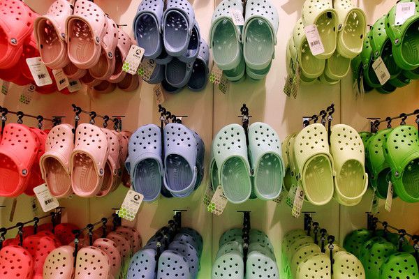 Батьки купують це взуття дітям і навіть не здогадуються, що воно є небезпечним. Результати дослідження вразили навіть вчених.