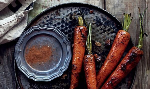Глазурована морква. Це простий, смачний і корисний гарнір, який є класикою французької кухні. Стильна й ефектна страва з коренеплодів.