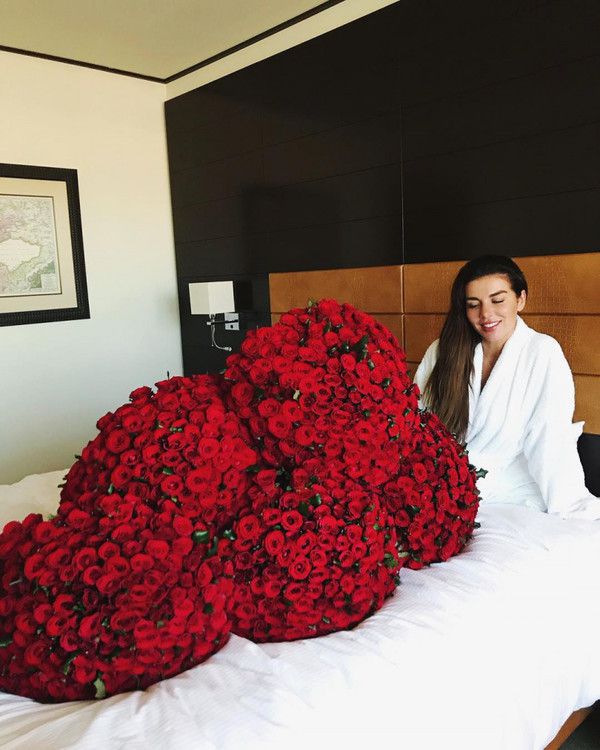Анна Седокова публічно подякувала новому коханому за шикарні троянди. Співачка Анна Сєдокова опублікувала фото з кількома розкішними букетами троянд.