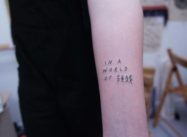 Татуювальник набиває клієнтам написи, про які вони нічого не знають, але в них багато сенсу. Татуювання наосліп.